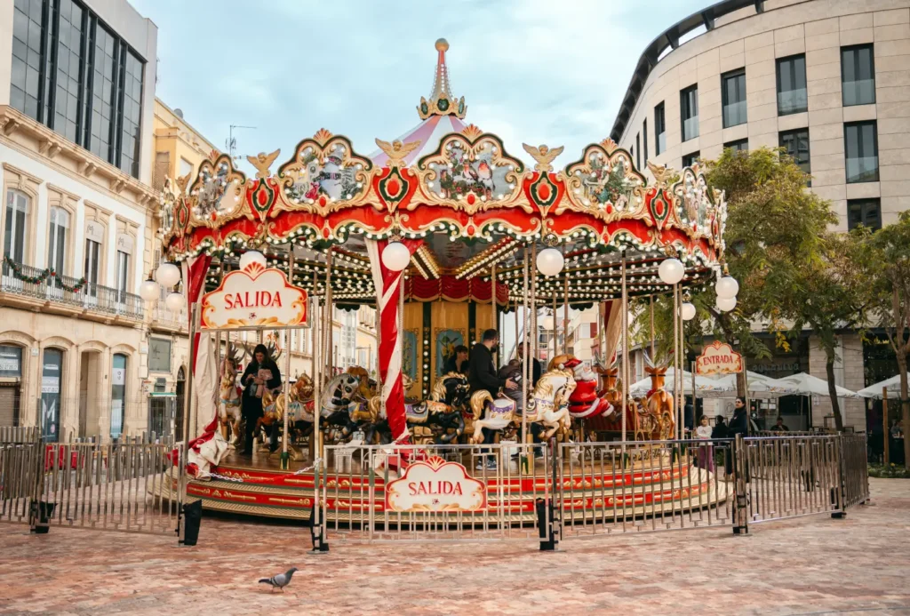 Instalación de carrusel en una plaza de Almería
